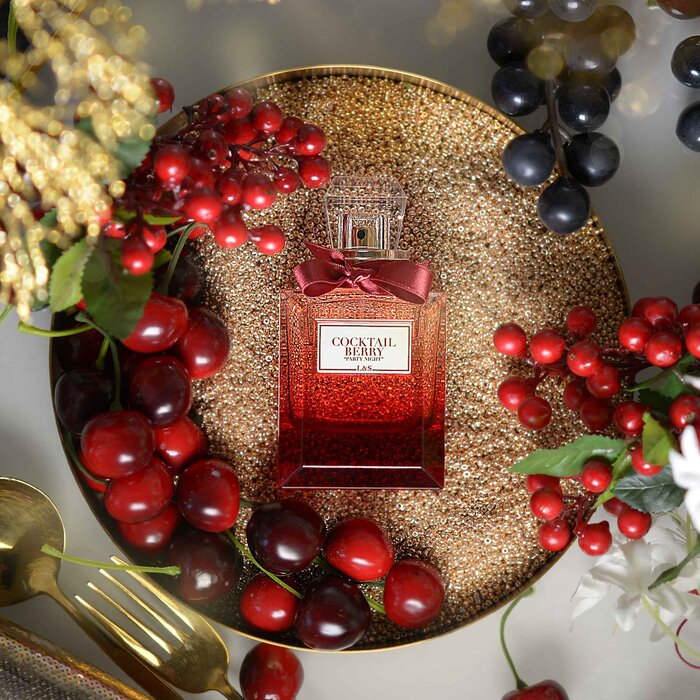 CHANEL N°5: cloaked in red for Christmas! See 5 fabulous
